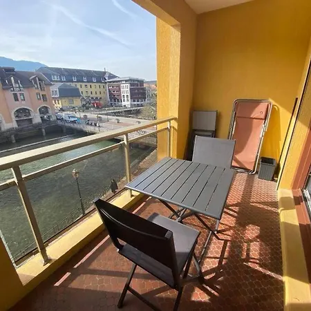Quai Des Cordeliers, Balcon Et Vieille *